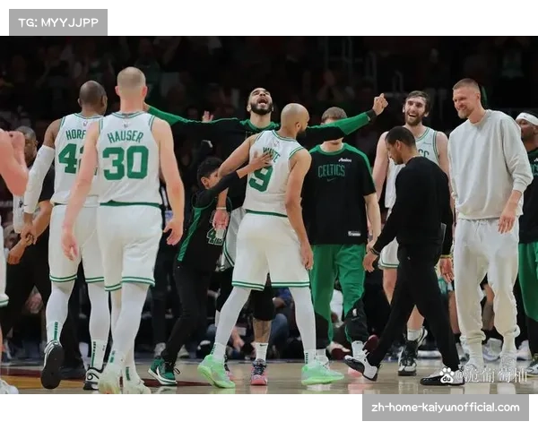 凯尔特人怀特稳定发挥辅助组织 双后卫配置确保进攻流畅性